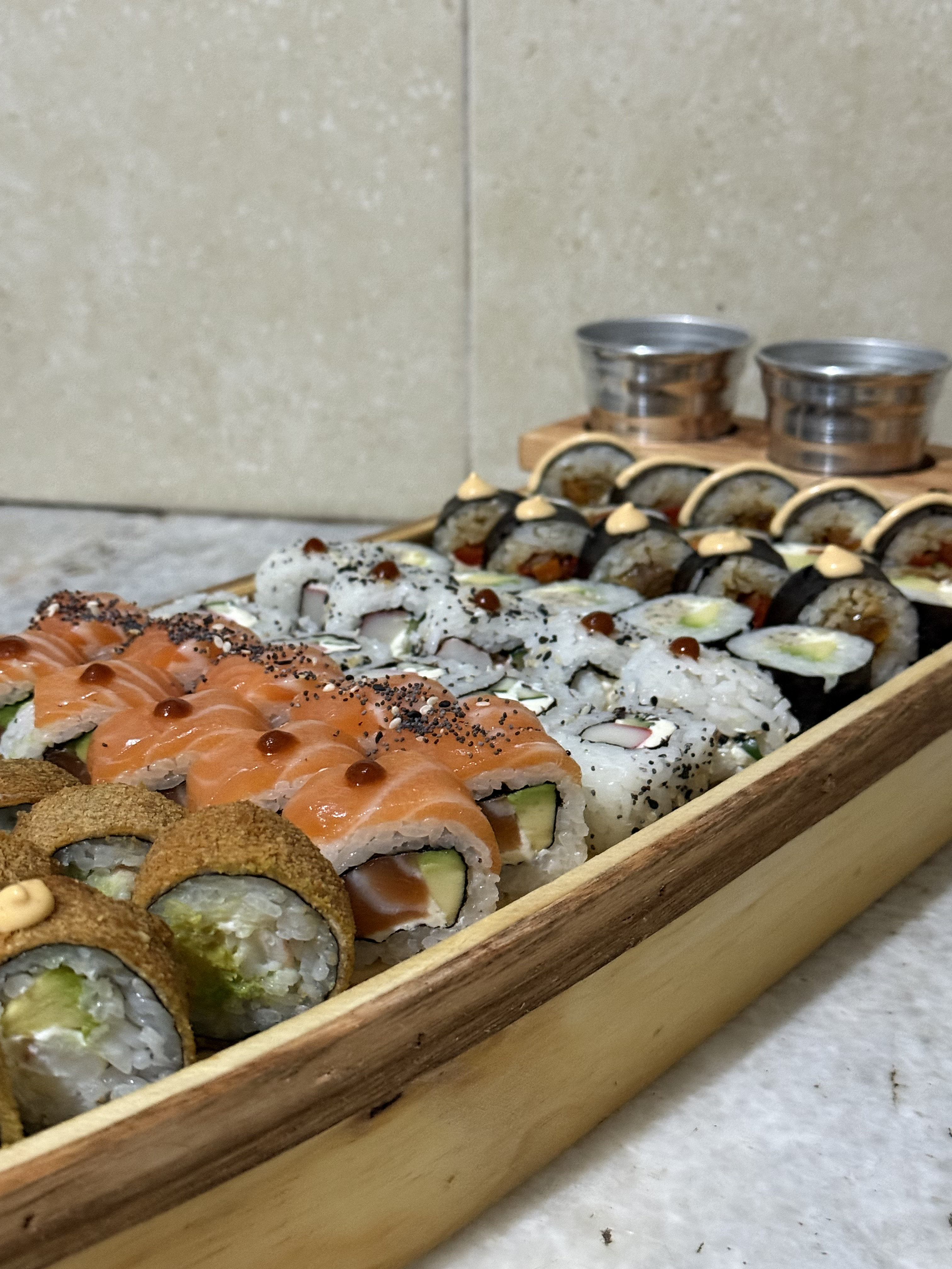 Presentación de sushi premium para catering y eventos corporativos